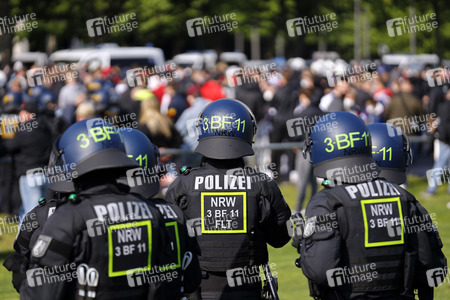 Polizeieinsatz beim Relegationsspiel 1. FC Köln vs. Holstein Kiel in Köln