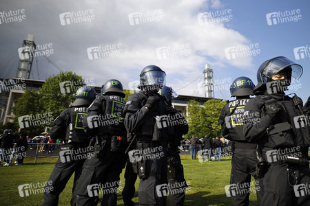 Polizeieinsatz beim Relegationsspiel 1. FC Köln vs. Holstein Kiel in Köln