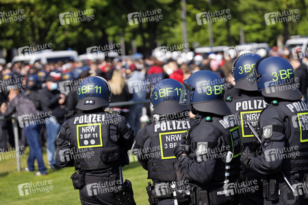 Polizeieinsatz beim Relegationsspiel 1. FC Köln vs. Holstein Kiel in Köln