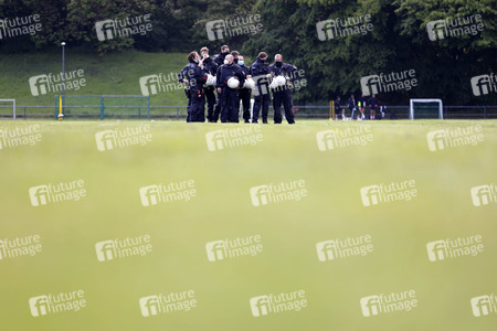 Polizeieinsatz beim Relegationsspiel 1. FC Köln vs. Holstein Kiel in Köln