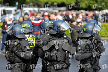 Polizeieinsatz beim Relegationsspiel 1. FC Köln vs. Holstein Kiel in Köln