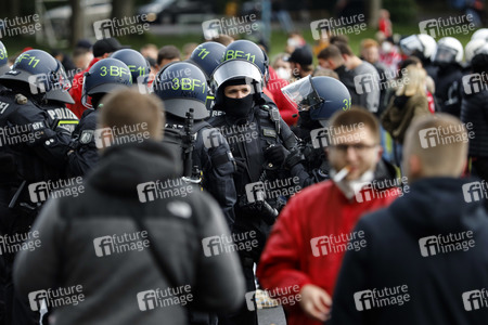Polizeieinsatz beim Relegationsspiel 1. FC Köln vs. Holstein Kiel in Köln