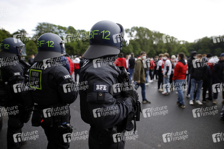 Polizeieinsatz beim Relegationsspiel 1. FC Köln vs. Holstein Kiel in Köln
