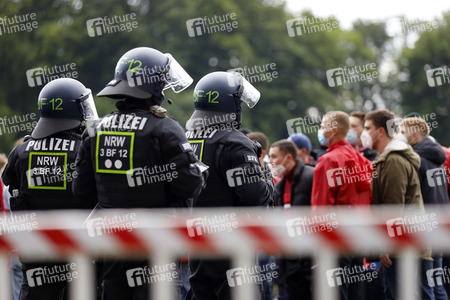 Polizeieinsatz beim Relegationsspiel 1. FC Köln vs. Holstein Kiel in Köln