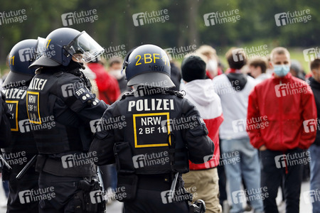 Polizeieinsatz beim Relegationsspiel 1. FC Köln vs. Holstein Kiel in Köln