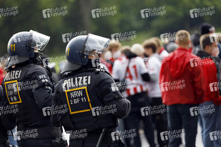 Polizeieinsatz beim Relegationsspiel 1. FC Köln vs. Holstein Kiel in Köln