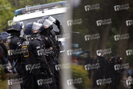 Polizeieinsatz beim Relegationsspiel 1. FC Köln vs. Holstein Kiel in Köln