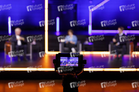 Gerald Knaus, Isabel Schayani und Jean Asselborn auf der lit.Cologne 2021 in Köln