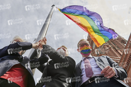 Hissen der Regenbogenfahne  am Rathaus in Berlin