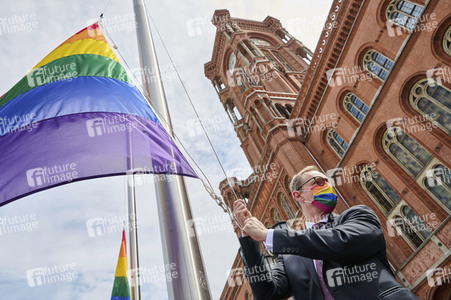 Hissen der Regenbogenfahne  am Rathaus in Berlin