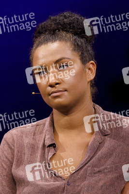 Mona Ameziane, Farah Schäfer, Lea-Lina Oppermann und Luisa Neubauer auf der lit.Cologne 2021 in Köln