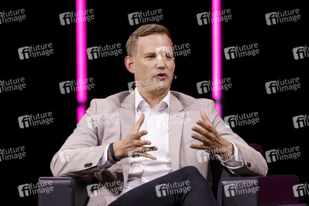 Hendrik Streeck und Gert Scobel auf der lit.Cologne 2021 in Köln