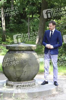 Michael Kretschmer erläutert den Meridianstein in Görlitz