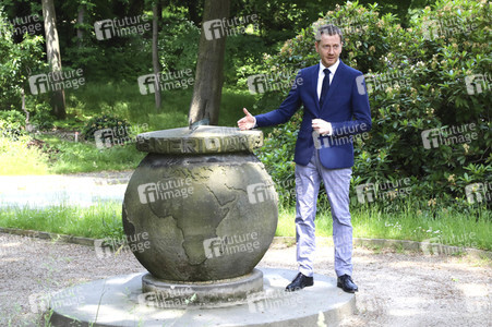 Michael Kretschmer erläutert den Meridianstein in Görlitz