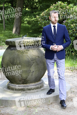 Michael Kretschmer erläutert den Meridianstein in Görlitz