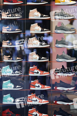 Symbolfoto Sneaker
