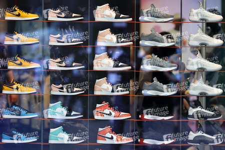 Symbolfoto Sneaker