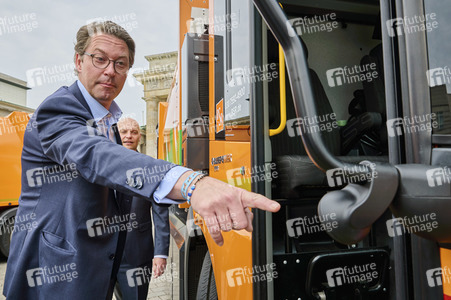 Andreas Scheuer bei der Vorstellung wasserstoffbetriebener Müllwagen in Berlin