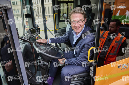 Andreas Scheuer bei der Vorstellung wasserstoffbetriebener Müllwagen in Berlin