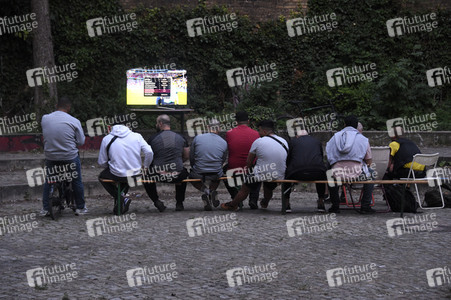Public Viewing beim EM Fußballspiel Frankreich gegen Deutschland in Berlin