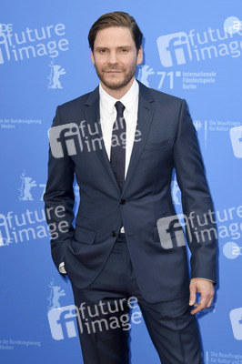 Filmpremiere 'Nebenan', Berlinale 2021