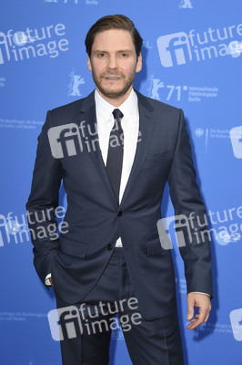 Filmpremiere 'Nebenan', Berlinale 2021