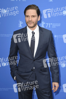 Filmpremiere 'Nebenan', Berlinale 2021
