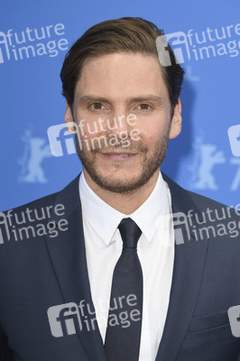 Filmpremiere 'Nebenan', Berlinale 2021