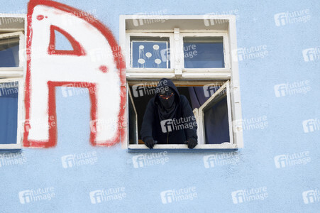 Durchsetzung der Brandschutzprüfung in der 'Rigaer 94' in Berlin