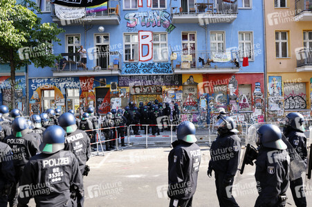 Durchsetzung der Brandschutzprüfung in der 'Rigaer 94' in Berlin