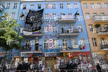 Durchsetzung der Brandschutzprüfung in der 'Rigaer 94' in Berlin