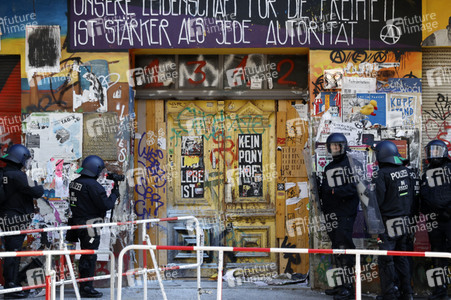 Durchsetzung der Brandschutzprüfung in der 'Rigaer 94' in Berlin