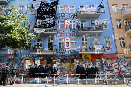 Durchsetzung der Brandschutzprüfung in der 'Rigaer 94' in Berlin