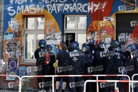 Durchsetzung der Brandschutzprüfung in der 'Rigaer 94' in Berlin