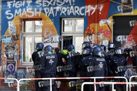 Durchsetzung der Brandschutzprüfung in der 'Rigaer 94' in Berlin