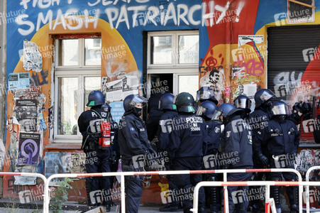 Durchsetzung der Brandschutzprüfung in der 'Rigaer 94' in Berlin