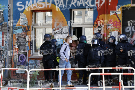 Durchsetzung der Brandschutzprüfung in der 'Rigaer 94' in Berlin