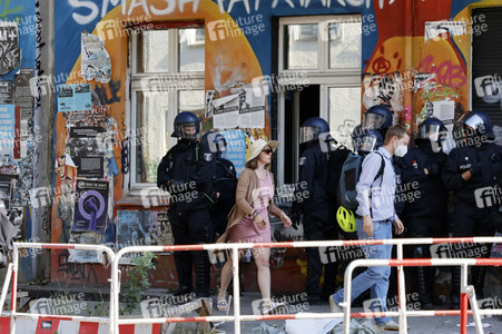 Durchsetzung der Brandschutzprüfung in der 'Rigaer 94' in Berlin