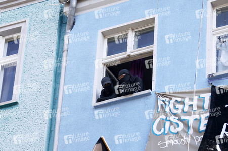 Durchsetzung der Brandschutzprüfung in der 'Rigaer 94' in Berlin