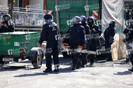 Durchsetzung der Brandschutzprüfung in der 'Rigaer 94' in Berlin