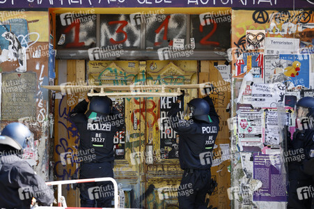 Durchsetzung der Brandschutzprüfung in der 'Rigaer 94' in Berlin