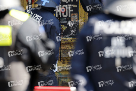 Durchsetzung der Brandschutzprüfung in der 'Rigaer 94' in Berlin