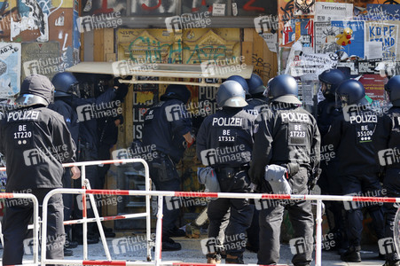 Durchsetzung der Brandschutzprüfung in der 'Rigaer 94' in Berlin