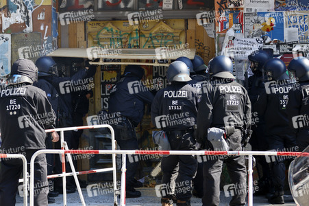 Durchsetzung der Brandschutzprüfung in der 'Rigaer 94' in Berlin