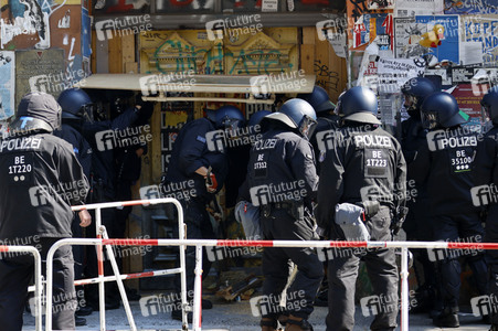 Durchsetzung der Brandschutzprüfung in der 'Rigaer 94' in Berlin