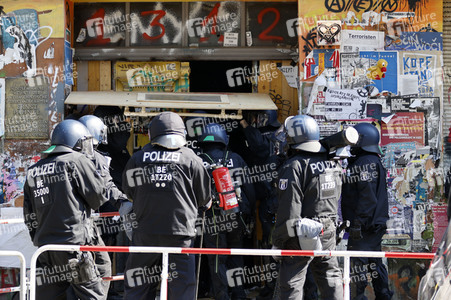 Durchsetzung der Brandschutzprüfung in der 'Rigaer 94' in Berlin