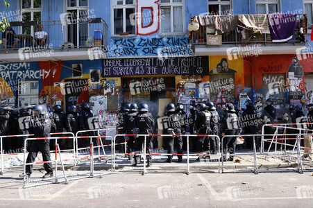 Durchsetzung der Brandschutzprüfung in der 'Rigaer 94' in Berlin