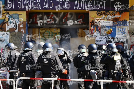 Durchsetzung der Brandschutzprüfung in der 'Rigaer 94' in Berlin
