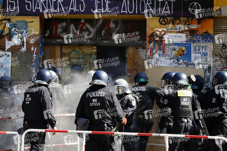 Durchsetzung der Brandschutzprüfung in der 'Rigaer 94' in Berlin
