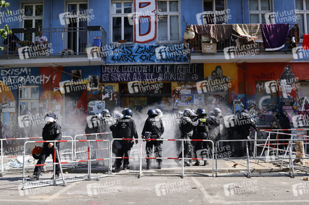 Durchsetzung der Brandschutzprüfung in der 'Rigaer 94' in Berlin